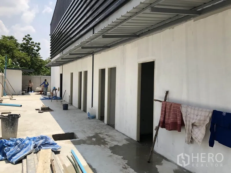 คลังสินค้า ให้เช่าในBang Khen, Nonthaburi - โซนบริการข้างอาคาร มีประตูห้องน้ำหลายห้องและทางเดินหลังคากันสาด