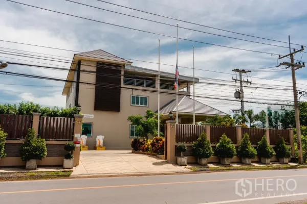 โรงงาน for sale in Khlong Luang, Pathum Thani - อาคารโรงงานและสำนักงานสูงสามชั้นพร้อมรั้ว เห็นจากถนนใหญ่.