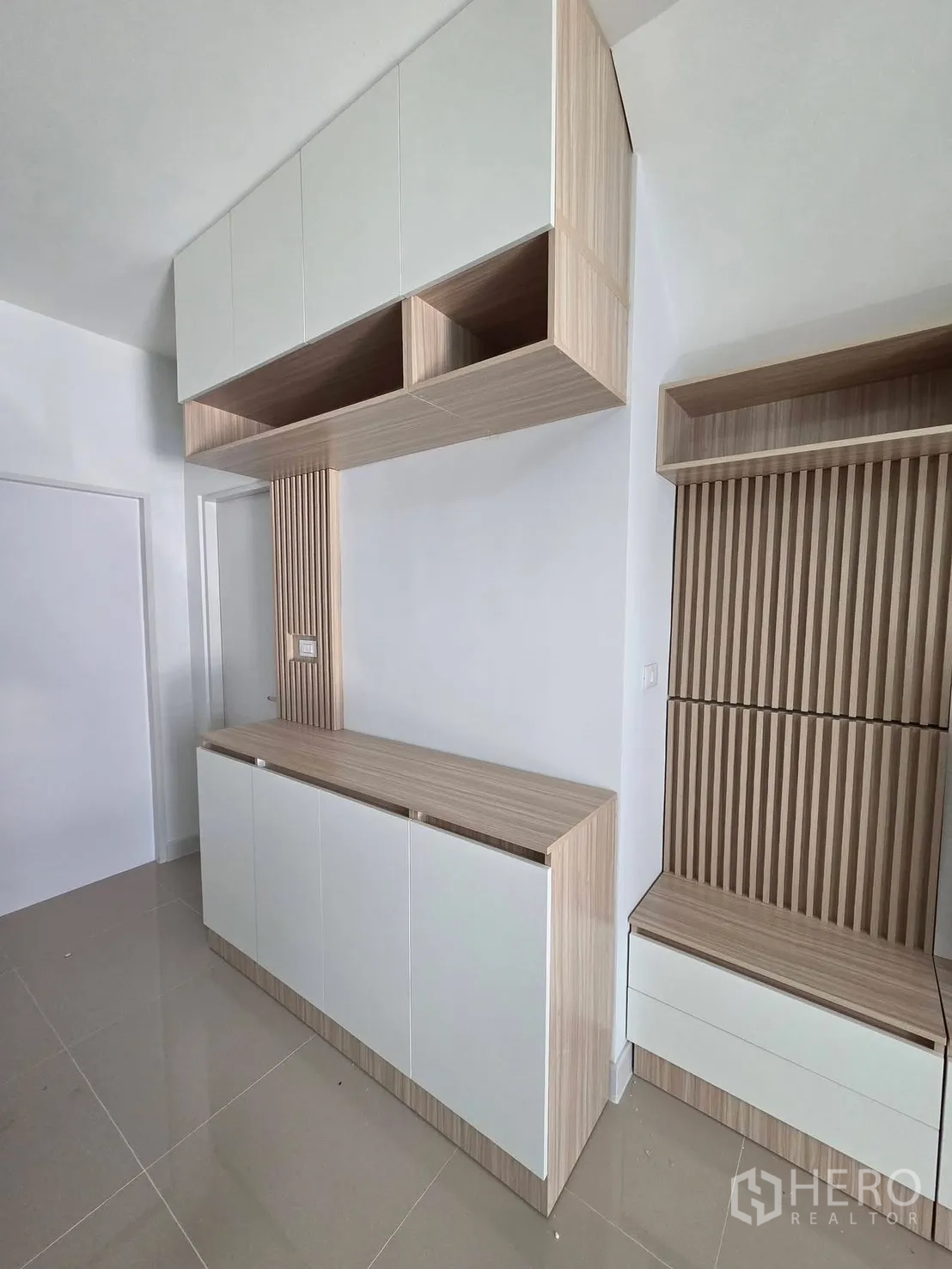 ทาวน์เฮาส์ for rent in Bang Phli, Samut Prakan - ตู้บิวท์อินและผนังลายร่องในพื้นที่นั่งเล่นสไตล์มินิมอล