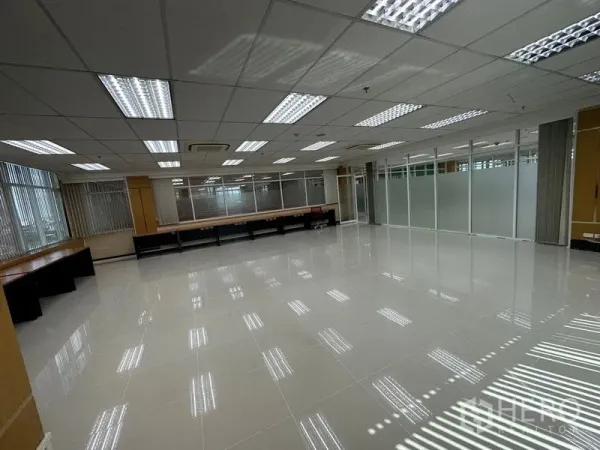 办公空间 出租在Suan Luang, Bangkok - 开放式办公区，抛光地砖、LED格栅照明与玻璃隔断。