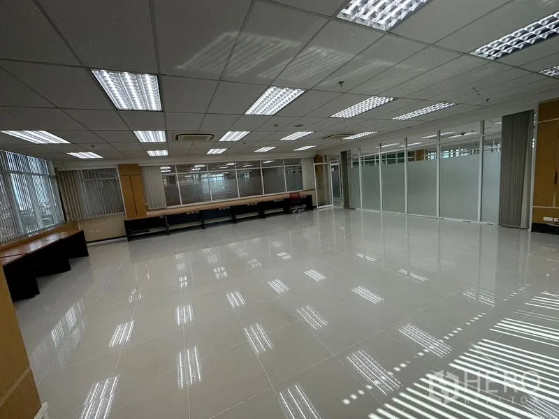 办公空间 出租在Suan Luang, Bangkok - 开放式办公区，抛光地砖、LED格栅照明与玻璃隔断。
