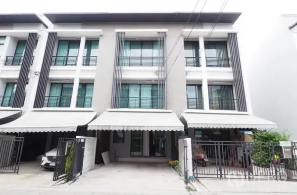 ทาวน์เฮาส์ ให้เช่าหรือขายในWang Thonglang, Bangkok - ด้านหน้าทาวน์เฮ้าส์สมัยใหม่ 3 ชั้น พร้อมที่จอดรถมีประตูรั้วและกันสาด ในเขตวังทองหลาง กรุงเทพฯ