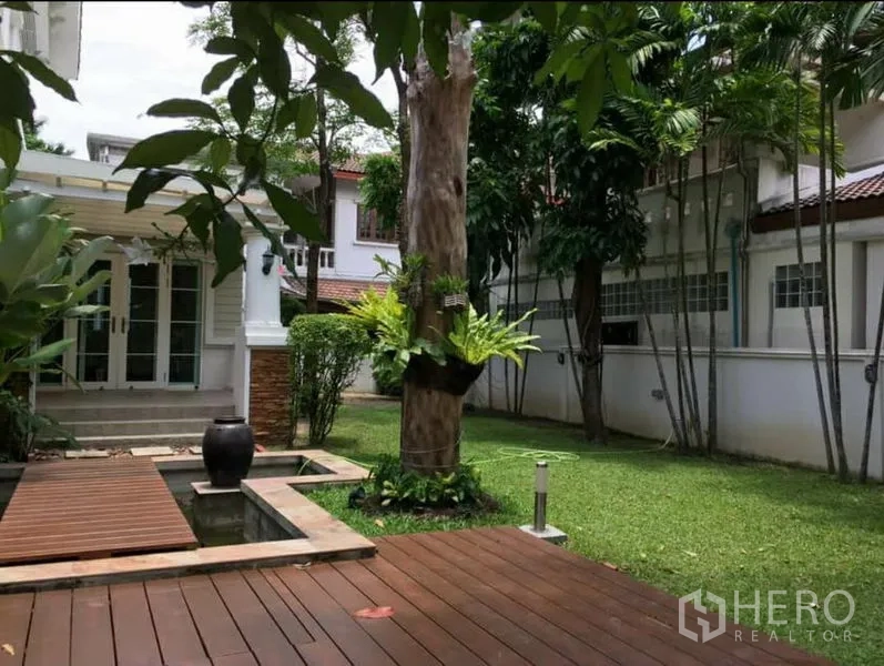 独立式住宅 出租在Phra Khanong, Bangkok - 后花园配木平台、小水池、参天大树与草坪