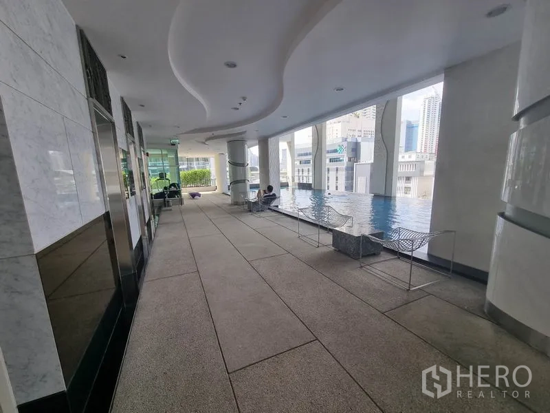 公寓 出租在Ratchathewi, Bangkok - 半露天无边泳池，坐席与城市天际线景观