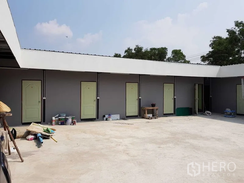 Warehouse for sale in Lam Luk Ka, Pathum Thani - Another angle of the courtyard showing multiple utility rooms around the yard.