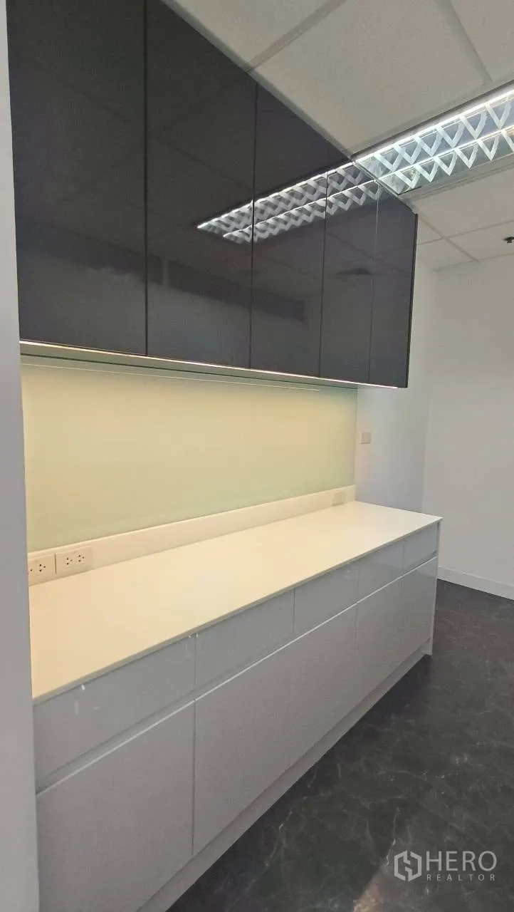 ออฟฟิศ for rent in Ratchathewi, Bangkok - ตู้บิวท์อินและท็อปเคาน์เตอร์พร้อมไฟใต้ตู้.
