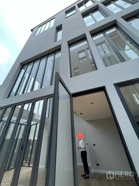 带办公室的家 出售在Wang Thonglang, Bangkok - 现代多层家办外立面，超高窗墙与大开门设计。