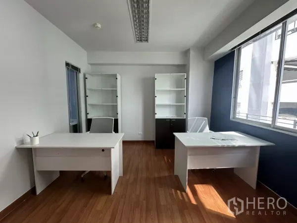 办公空间 出租在Watthana, Bangkok - 采光充足的主管室，两张书桌、储物柜与木地板，临近大窗。