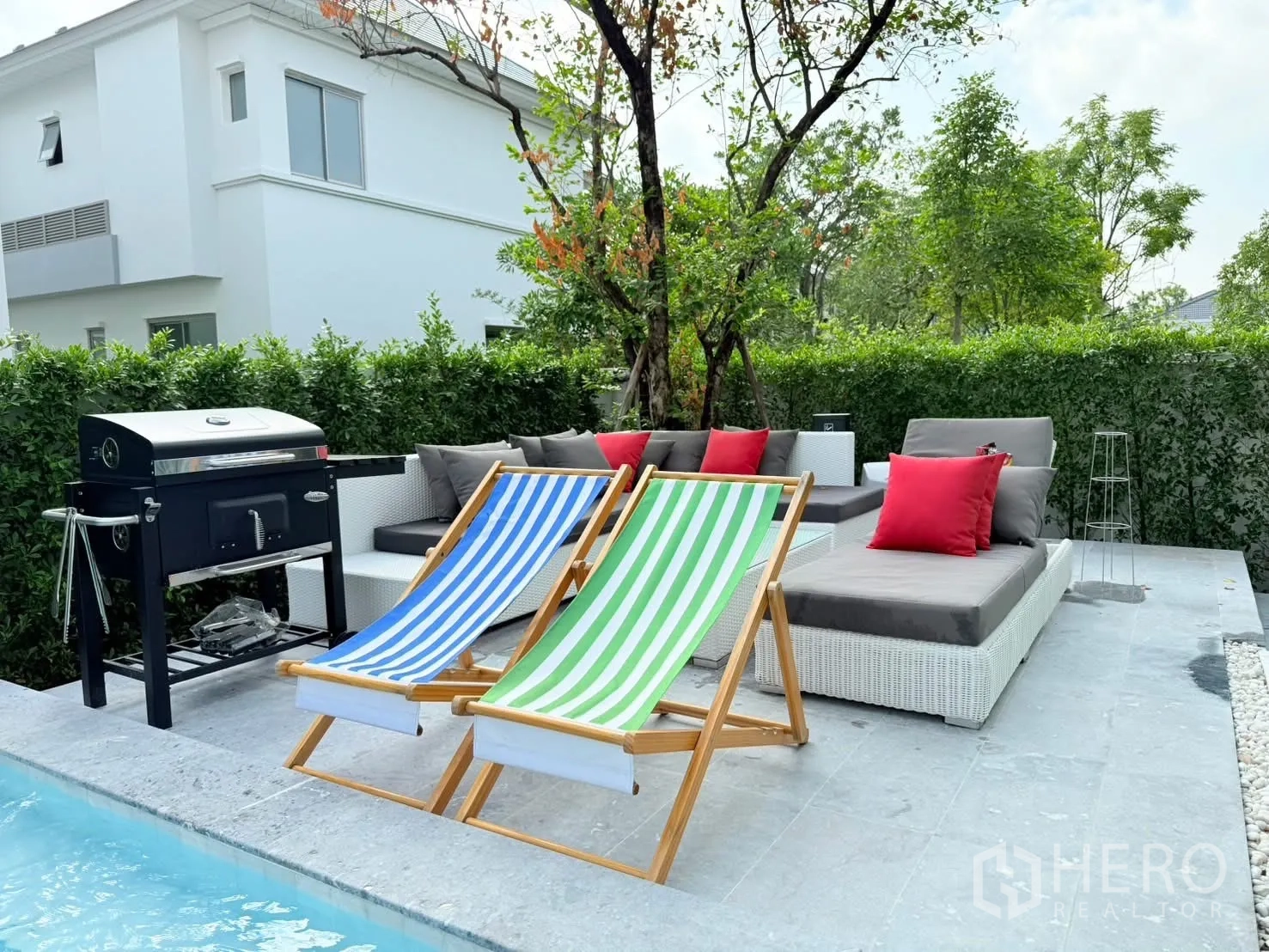 独立式住宅 出租或出售在Bang Phli, Samut Prakan - 私人泳池露台，烧烤炉、躺椅与户外沙发，绿篱环绕。