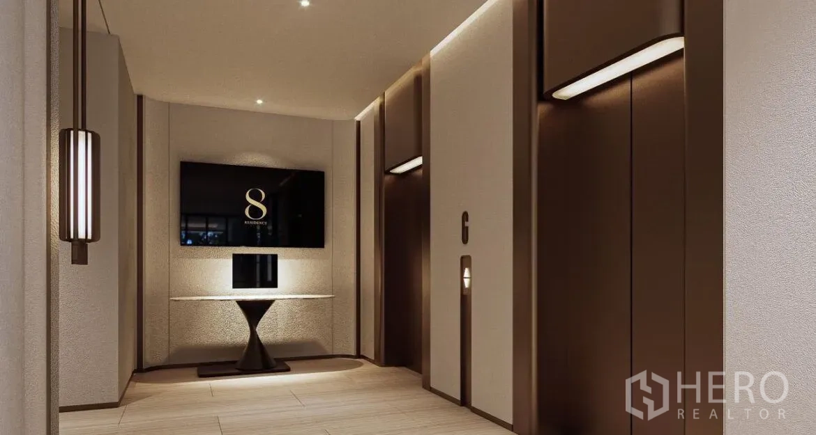 公寓 出售在Watthana, Bangkok - 电梯大堂，暖色灯光与 8 Residence 标识。