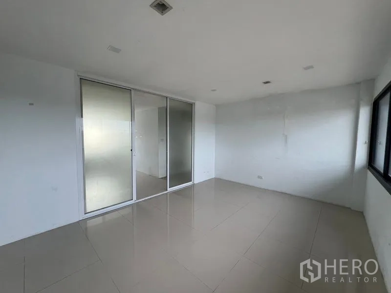 货栈 出租在Bang Phli, Samut Prakan - 带磨砂玻璃推拉门和侧窗的办公室，地面干净整洁。