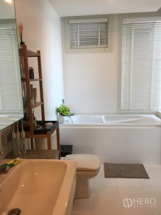 公寓 出租或出售在Ratchathewi, Bangkok - 洁白卫浴，设浴缸、洗手盆、坐便与百叶窗。
