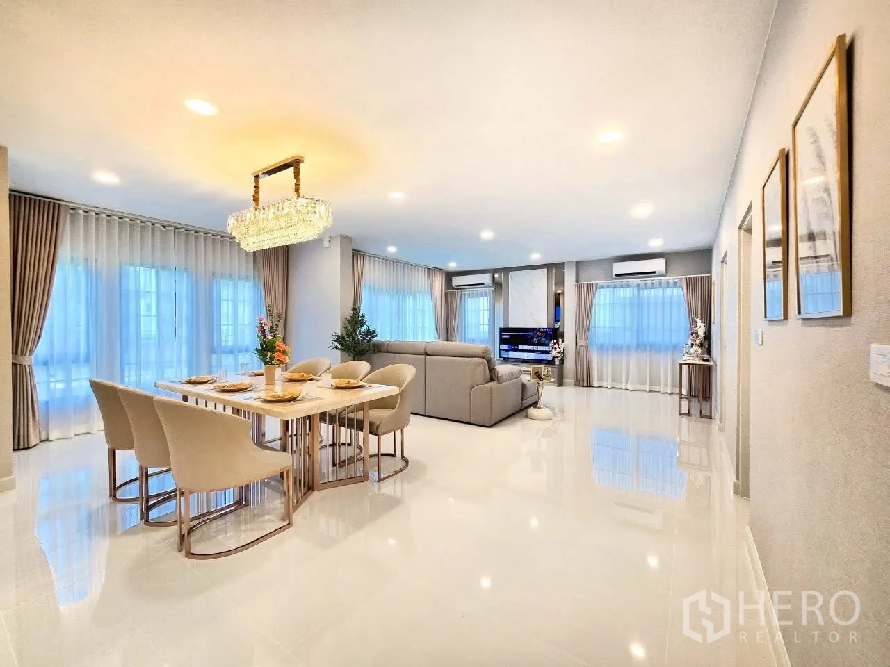 Detached House for rent in Bang Phli, Samut Prakan - Open‑plan dining and living area under chandelier lighting