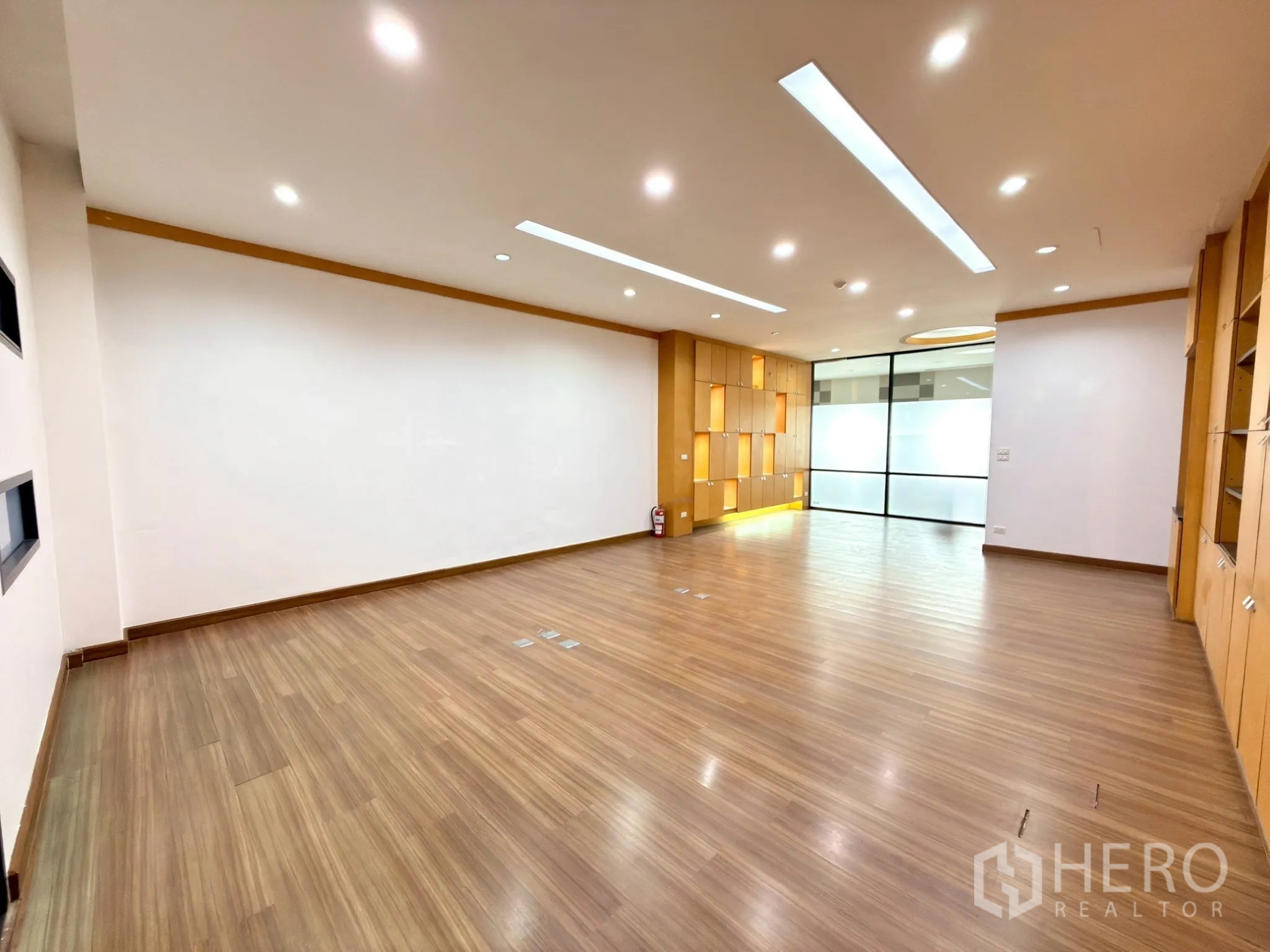 ออฟฟิศ for rent in Watthana, Bangkok - พื้นที่ทำงานกว้าง พร้อมช่องโชว์มีไฟและฉากกั้นกระจกไปยังห้องด้านหน้า.