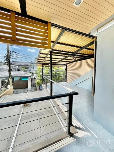 联排别墅 出租在Khlong Toei, Bangkok - 带顶阳台，金属栏杆，可眺望宁静街景。
