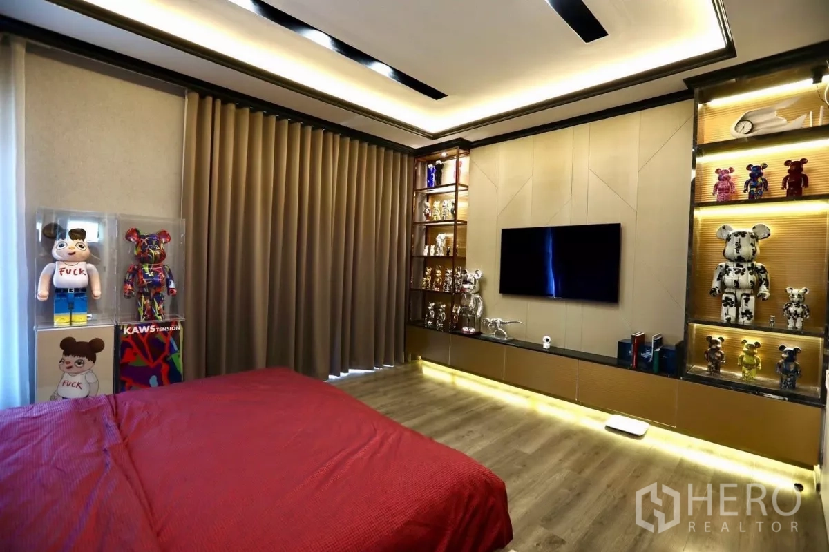 บ้าน ให้เช่าในSamut Prakan - ห้องนอนรองพื้นไม้ ผ้าม่านทึบ และชุดเครื่องนอนสีแดง