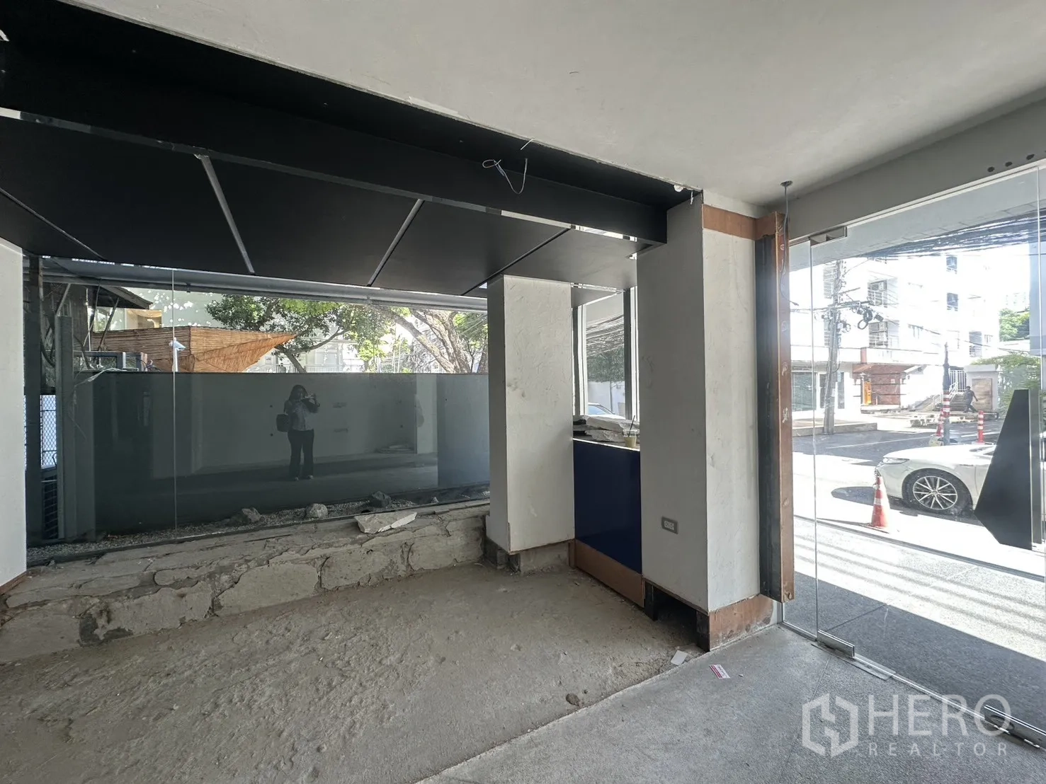 พื้นที่ขายของ for rent in Watthana, Bangkok - มุมหน้าร้านติดถนน กระจกเต็มบานพร้อมเคาน์เตอร์บิลท์อินรับแสงธรรมชาติ.