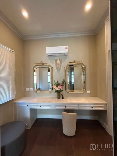 Detached House for sale in Bang Kapi, Bangkok - Dressing area with twin mirrors, makeup desk and wall-mounted air conditioner.