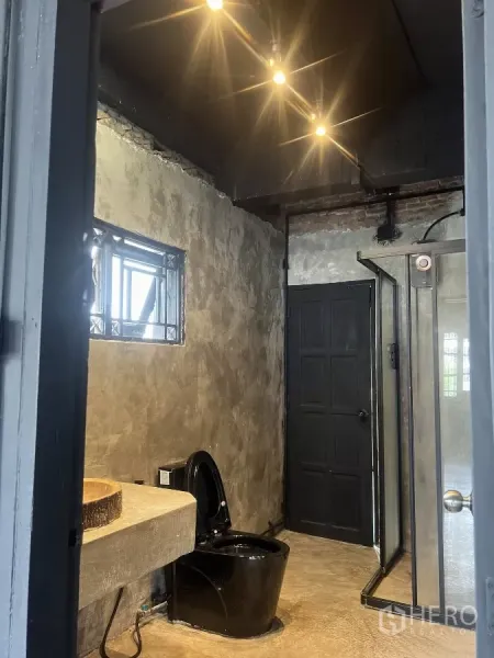 带办公室的家 出租在Wang Thonglang, Bangkok - 现代浴室，黑色坐便器、混凝土台盆与淋浴房。
