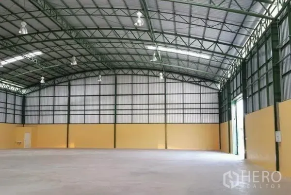 คลังสินค้า ให้เช่าในLat Krabang, Bangkok - ภายในโกดังช่วงกว้าง พื้นคอนกรีต ประตูหลายช่องและช่องระบายอากาศ