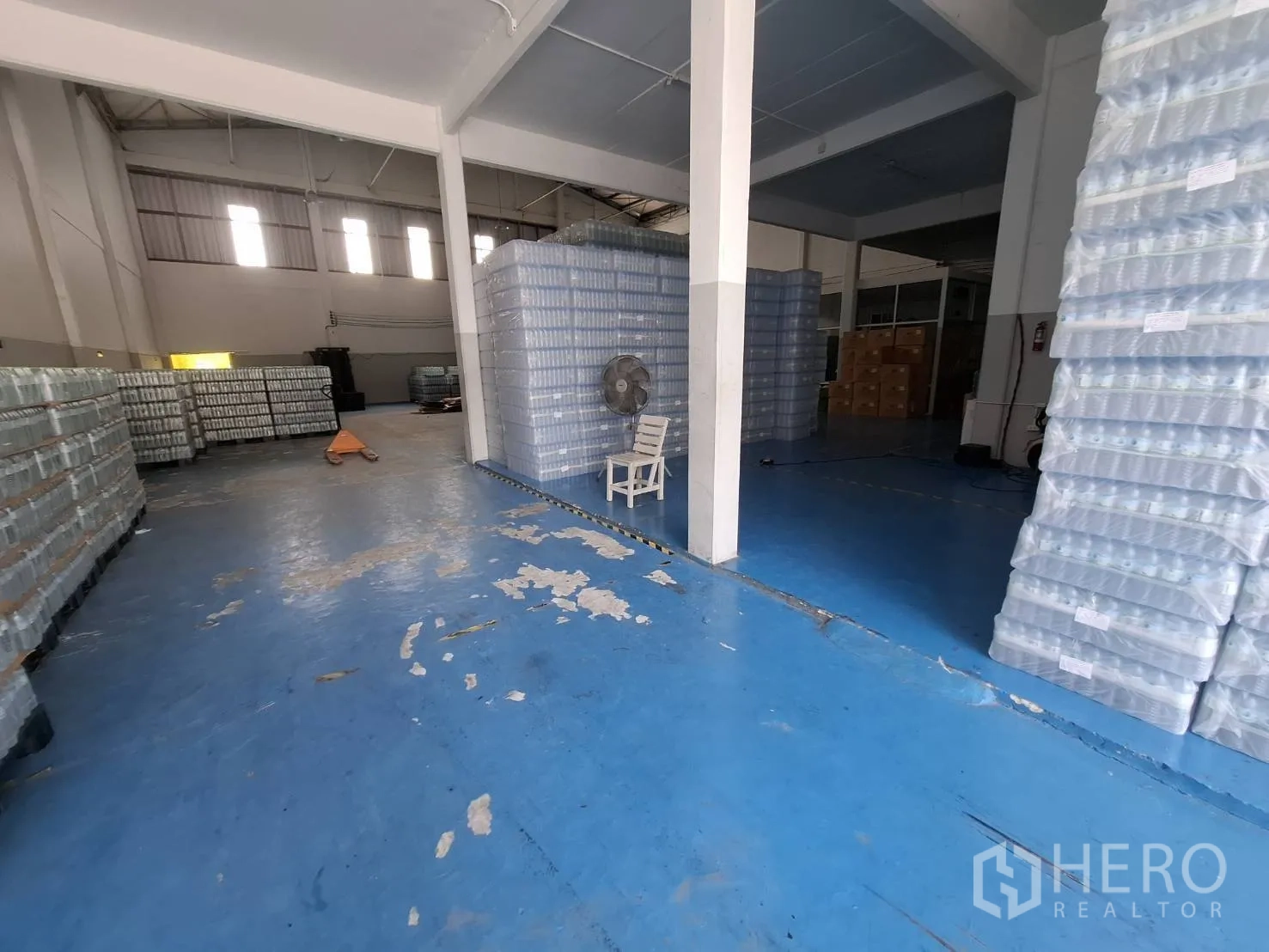 โรงงาน ให้เช่าในBang Phli, Samut Prakan - โซนเก็บของโล่ง มีเสารองรับและสินค้าวางบนพาเลทบนพื้นสีน้ำเงิน