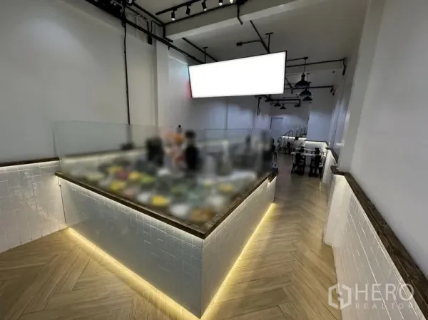 Shophouse for rent in Khlong Toei, Bangkok - Glass display service counter with warm underlighting inside the shop.