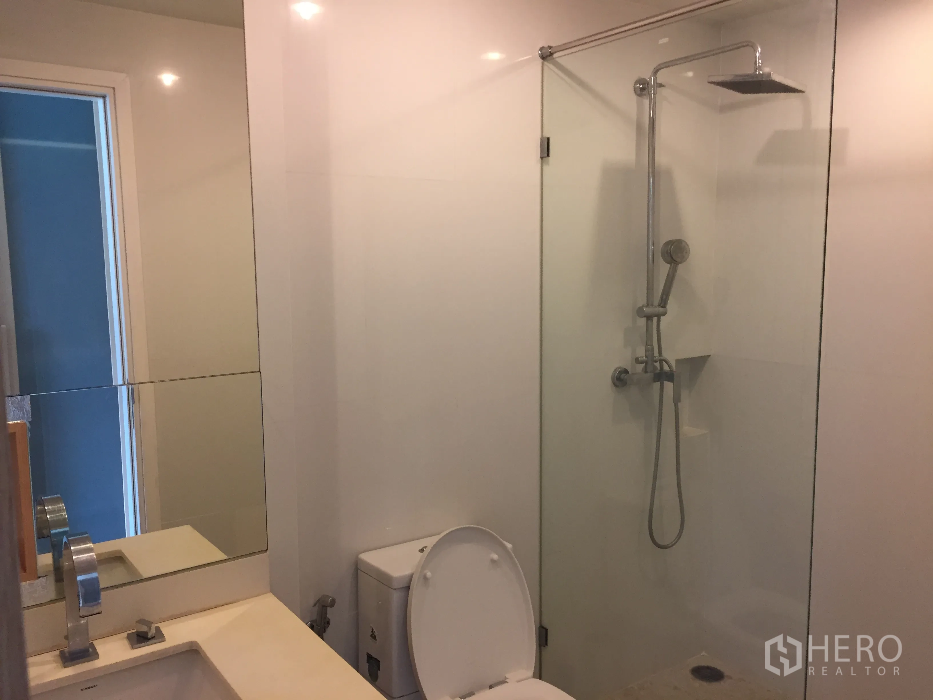 คอนโด ขายในWatthana, Bangkok - ห้องน้ำสไตล์โมเดิร์น พร้อมตู้กระจกอาบน้ำ ฝักบัวเรนชาวเวอร์ และผนังโทนขาว
