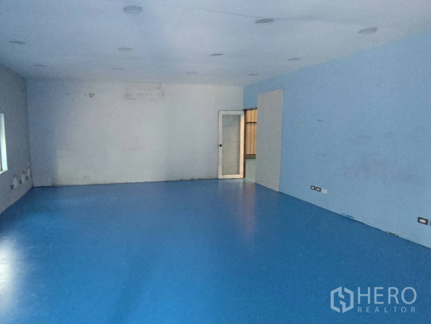 仓库 for rent in Bang Phli, Samut Prakan - 办公室房间，平整地面、嵌入式顶灯与窗户。