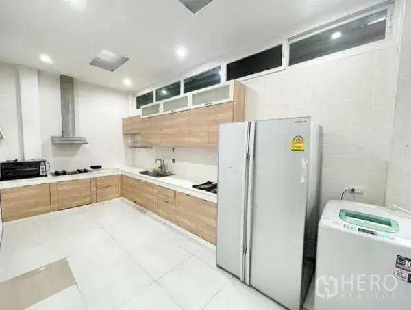 ทาวน์เฮาส์ ให้เช่าในPhasi Charoen, Bangkok - ครัวตัวแอล ตู้ลายไม้ เคาน์เตอร์ขาว พร้อมตู้เย็นขนาดใหญ่