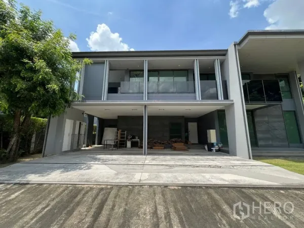 บ้าน ให้เช่าในBang Kapi, Bangkok - หน้าบ้านเดี่ยวสองชั้นสไตล์โมเดิร์น พร้อมที่จอดรถในร่มกว้าง.