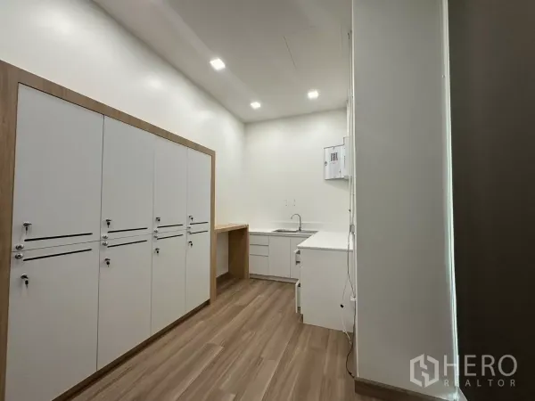 Retail Space for rent in Phra Khanong, Bangkok - Linear room fitted with tall storage lockers, worktop and under‑counter sink.
