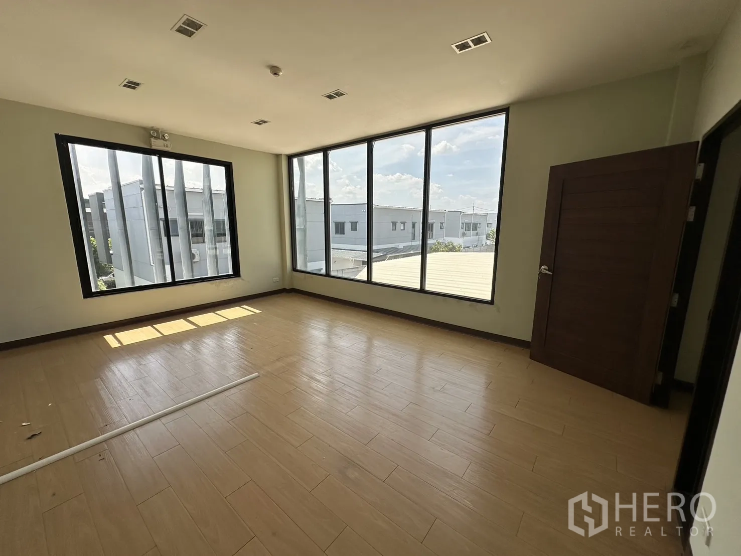 带办公室的家 出租在Prawet, Bangkok - 私密办公室，双面窗与木纹地面。