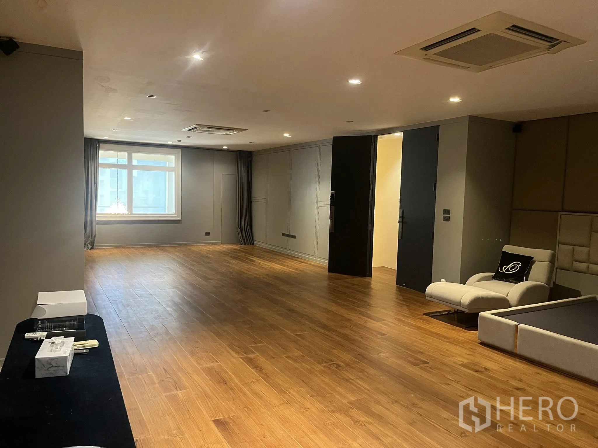 家庭办公室 for rent in Watthana, Bangkok - 大型多功能房，木地板、窗户与嵌灯。