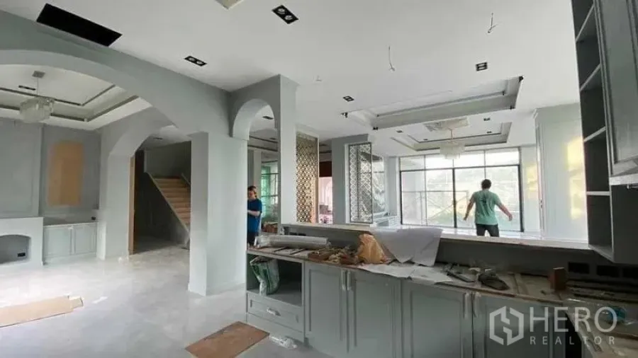 独立式住宅 出售在Mueang Nonthaburi, Nonthaburi - 开放式厨房与起居空间，拱形元素与大窗引入自然采光。