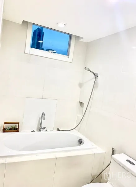 公寓 出租在Watthana, Bangkok - 卫浴带嵌入式浴缸、手持花洒与小窗