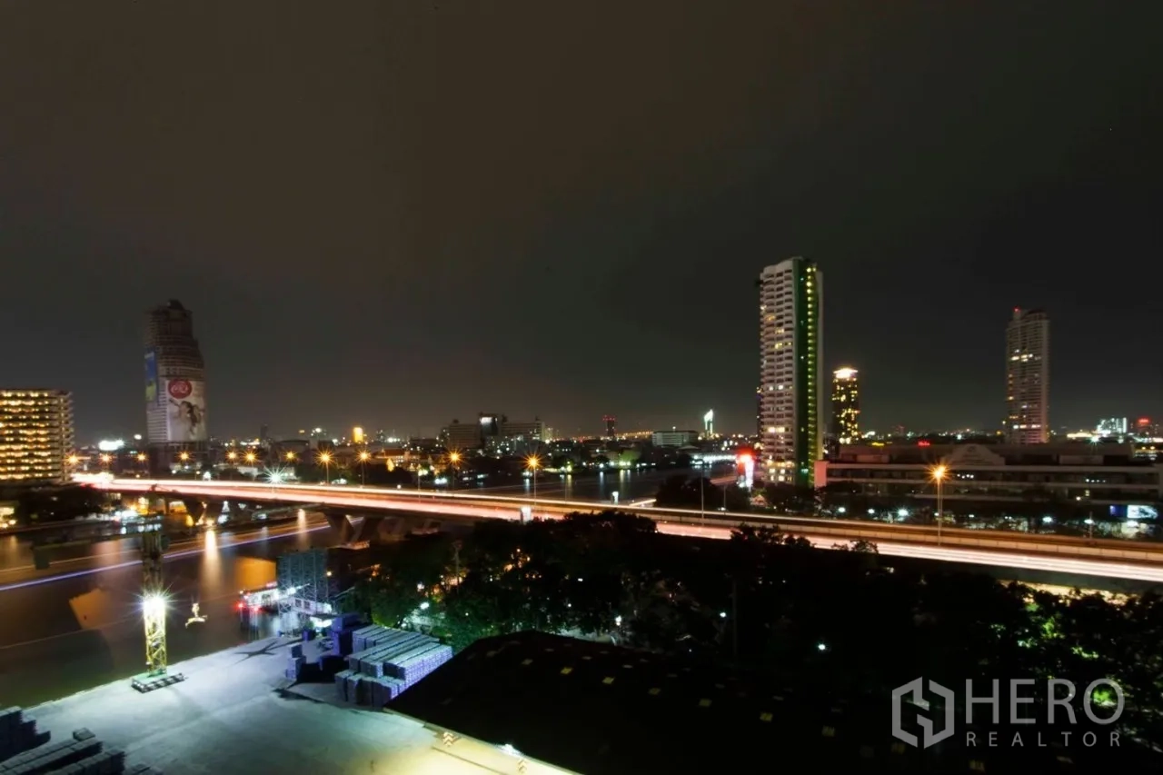 คอนโด ให้เช่าหรือขายในKhlong San, Bangkok - วิวกลางคืนแม่น้ำเจ้าพระยา สะพานและตึกสูงสว่างไสวจากคอนโด