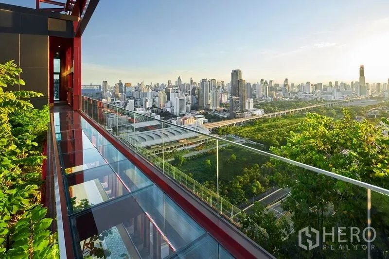 公寓 出售在Ratchathewi, Bangkok - 屋顶玻璃栈道与观景平台，俯瞰城市与公园。