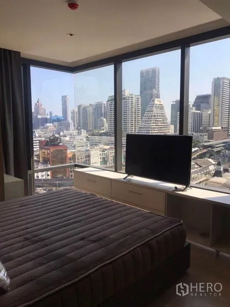 公寓 出租在Bang Rak, Bangkok - 卧室环幕落地窗，俯瞰曼谷开阔天际线景观。