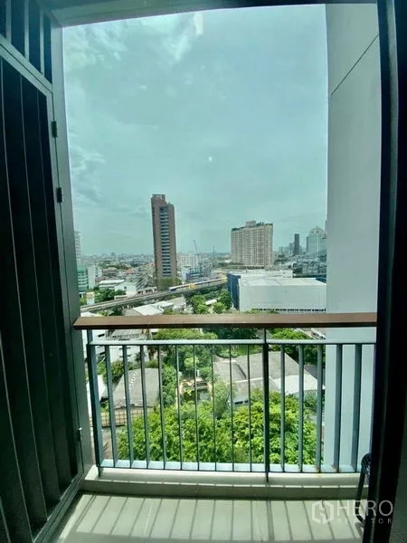 Condominium for rent in Khlong Toei, Bangkok - Private balcony with railing and open skyline views over Ekkamai and Sukhumvit.