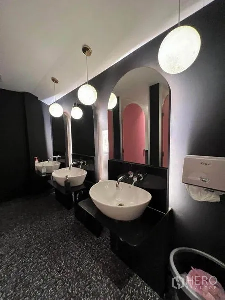 零售空间 出租在Phaya Thai, Bangkok - 现代化卫生间，圆镜与台上盆