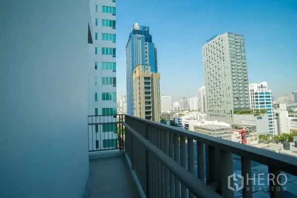 คอนโด ให้เช่าในWatthana, Bangkok - ระเบียงชั้นสูง ราวกันตก มองเห็นวิวสกายไลน์ย่านทองหล่อ–สุขุมวิท