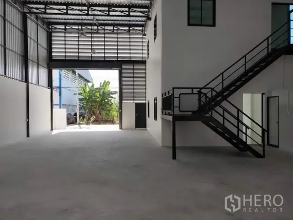 工厂 出租在Lam Luk Ka, Pathum Thani - 开阔仓库空间，超高卷闸门，侧边办公室与通风百叶。
