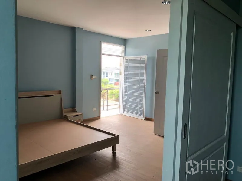 บ้าน ขายในBang Khen, Bangkok - ห้องนอนกว้างพร้อมเตียงบิลท์อิน ประตูบานเลื่อน พื้นลายไม้ และทางออกระเบียงเล็ก