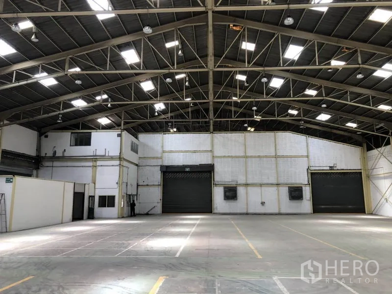 货栈 出租在Mueang Samut Prakan, Samut Prakan - 大跨距仓库大厅，采光窗与平整地坪，并设三樘大型卷帘门。