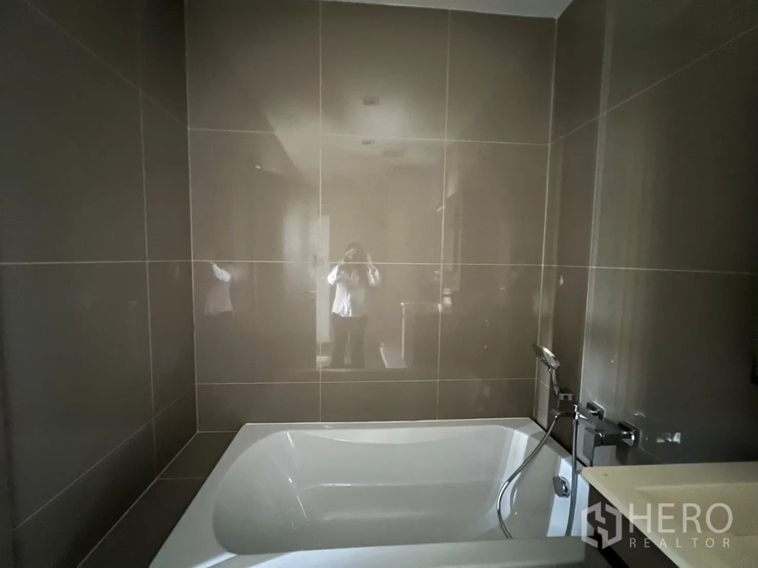 คอนโด for rent in Watthana, Bangkok - อ่างอาบน้ำพร้อมชุดฝักบัวติดผนังบนผนังกระเบื้องสีเข้ม