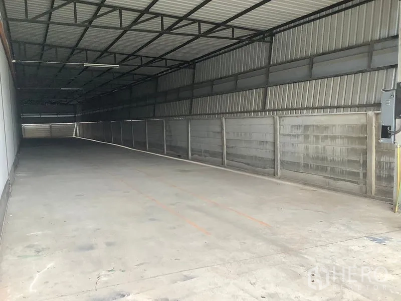 โรงงาน ให้เช่าในBan Phaeo, Samut Sakhon - ทางข้างอาคาร ทางโหลดสินค้ายาว ผนังเมทัลชีท