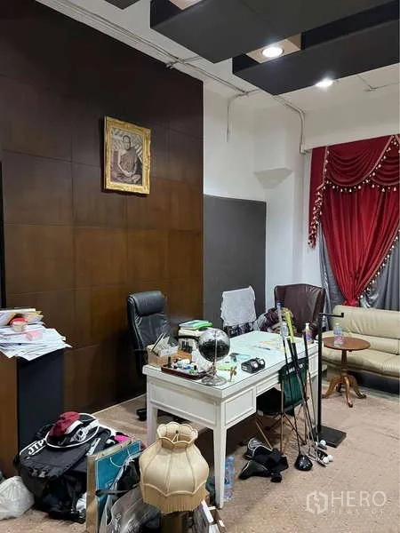 คลังสินค้า ขายในBang Bua Thong, Nonthaburi - ห้องสำนักงานส่วนตัว โต๊ะทำงาน ผนังลายไม้ และไฟดาวน์ไลต์.