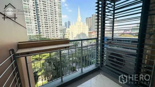 公寓 出租或出售在Ratchathewi, Bangkok - 高层公寓阳台，带百叶遮挡与城市景观。