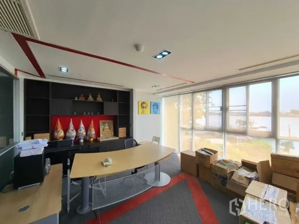 สำนักงาน ให้เช่าในYan Nawa, Bangkok - ห้องผู้บริหารมีชั้น built-in โต๊ะทำงาน และหน้าต่างบานใหญ่รับวิวแม่น้ำ