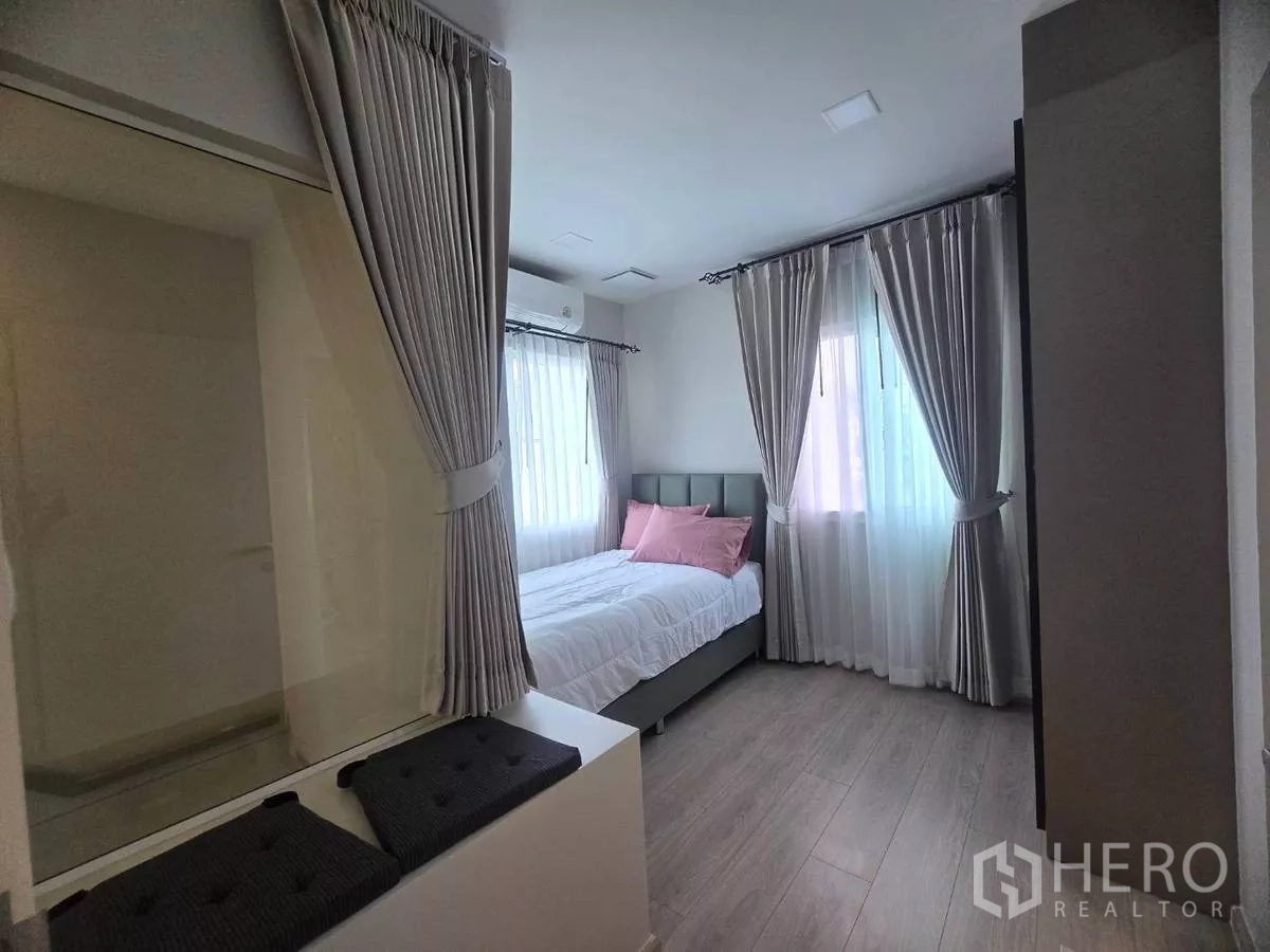 独立式住宅 出租在Bang Phli, Samut Prakan - 次卧配单人床与转角窗、纱帘。
